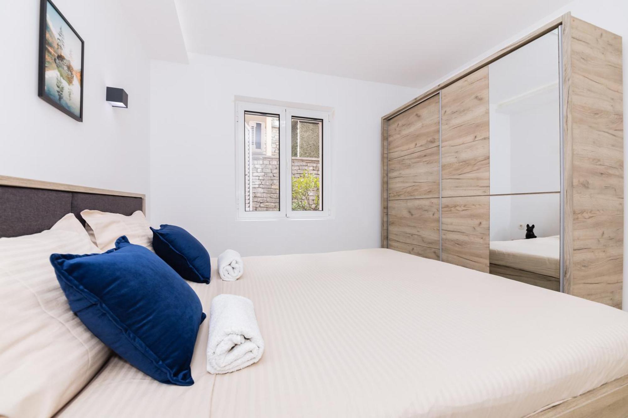 Paunovic Apartments Tivat Buitenkant foto